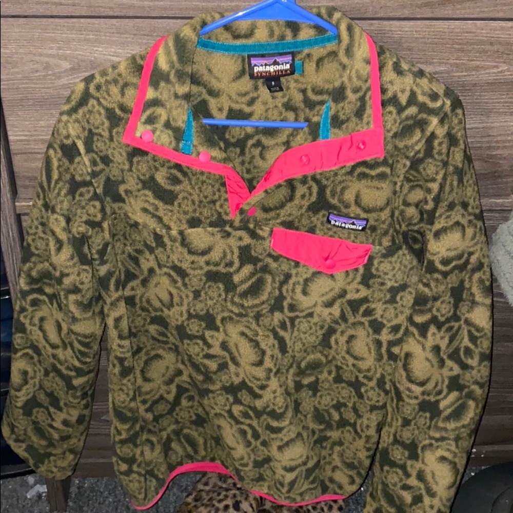 Patagonia. Green and Pink. Size Small